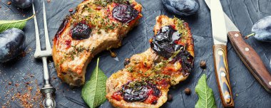 Erik soslu domuz bifteği.