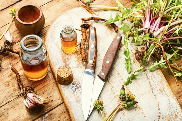 Heilkräuter Und Pflanzliche Heilwurzeln Extrakt Aus Löwenzahn Taraxacum Heilpflanzen Löwenzahnwurzel — Stockfoto