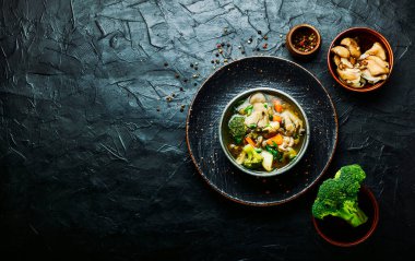 Mantarlı ve brokolili diyet vejetaryen çorbası.