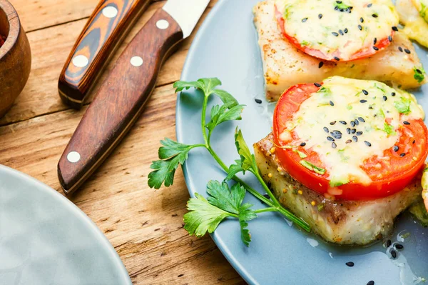 Bakad Fisk Med Ost Och Tomat Rostad Pangasius — Stockfoto