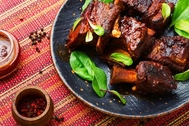 Koyu kabuklu ızgara sığır kaburgası.
