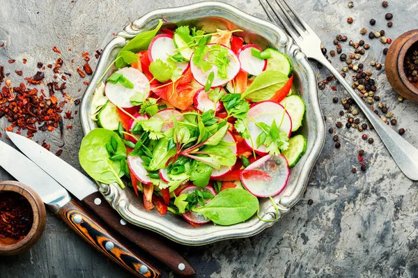 Gesunder Veganer Salat Aus Rettich Pfeffer Kohl Und Gemüse Salat — Stockfoto