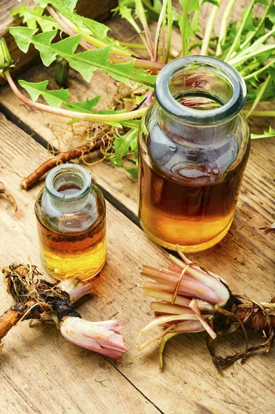 Fles Met Tinctuur Van Roos Taraxacum Medicinale Planten Paardebloem Wortel — Stockfoto