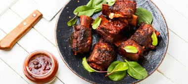 Tabakta kızarmış ızgara pirzola. Kemik ve soslu sığır pirzolası.