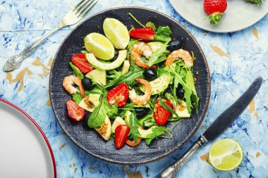 Karides, çilek, avokado, limon ve canlı taze yaz salatası.