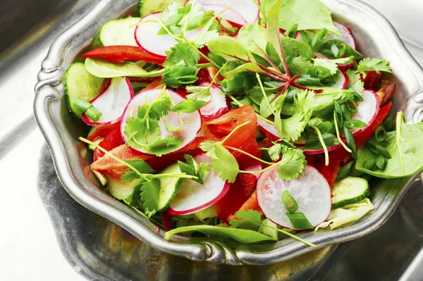 Salada Vegan Saudável Feita Rabanete Pimenta Repolho Verdes Salada Com — Fotografia de Stock