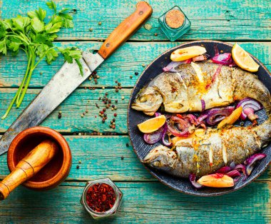 İki ızgara alabalık, limon ve soğanlı.