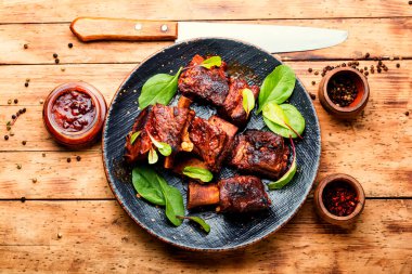 Köy ahşap masa üzerinde sebzeli baharatlı ızgara biftek kaburgası.