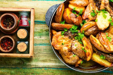 Panelde kızartılmış patatesli tavuk eti. Sebzelerle pişirilmiş tavuk parçaları.