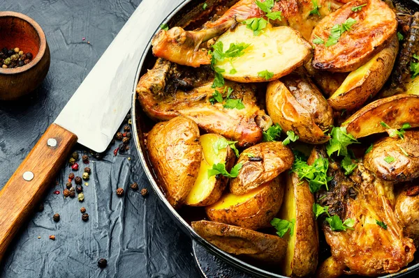 Appetitanregendes Hühnerfleisch Mit Der Pfanne Gebratenen Kartoffeln — Stockfoto