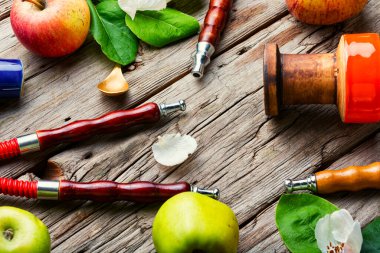 Meyve tütünüyle nargile. Elma tütünüyle nargile. Taze meyve tadı..