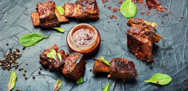 Koyu kenarlı ızgara sığır kaburgası. Amerikan yemeği, düz katlı. Barbekü bifteği.