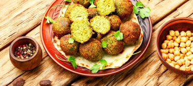 Kesilmiş baklagillerden ya da nohutlardan yapılmış falafel kızartılmış toplar.