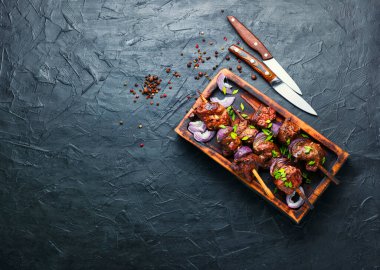 Türk ya da Arap geleneği olan karaciğer kebabı.