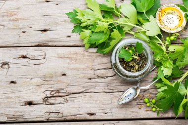 Taze üzümlü bitki çayı. Bitki ilacı. Uzayı kopyala.