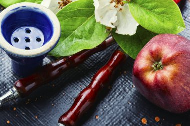 Taze elma aromalı doğu nargilesi. Çiçekli Shisha tütünü. Nargile pişiriyorum.