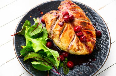 Vişne soslu kızarmış tavuk göğsü. Böğürtlenli fırında tavuk eti..