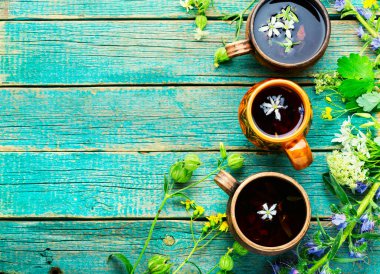 Yabani şifalı bitki ve çiçeklerden yapılan mevsimlik çay. Bitki ilacı. Uzayı kopyala.