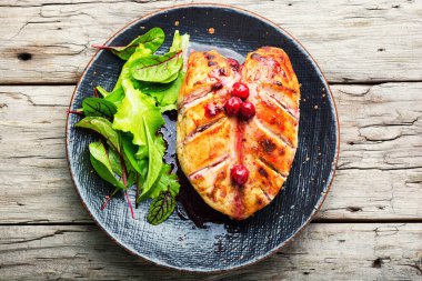 Vişne soslu kızarmış tavuk göğsü. Böğürtlenli fırında tavuk eti..