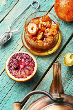 Ahşap masada lezzetli portakal reçeli. Cam kavanozda portakal reçeli.