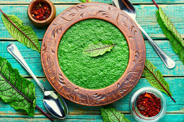 Sopa Azeda Verde Caseiro Sopa Vegetariana Uma Placa Fundo Madeira — Fotografia de Stock