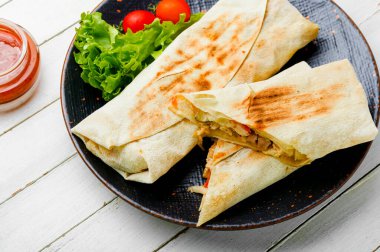 Shawarma, lavaşla sarılmış kızarmış tavuk etinden yapılmış Doğu yemeği. Türk yemeği.
