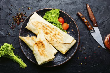 Lavaşla sarılmış kızarmış tavuk etinden yapılmış Doğu shawarması. Doner kebabı.