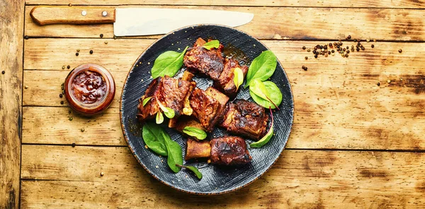 Côtes Bœuf Épicées Barbecue Avec Herbe Sur Table Rustique Bois — Photo