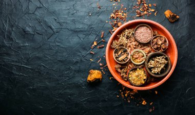 Bitkisel ilaçlarda şifalı bitkiler. Kurumuş şifalı bitkiler. Metinler için alan.