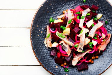 Ringa salatası, pancar, soğan ve yeşil köylü. Alman yemeği.