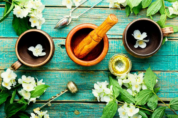 Kwiat Jaśminu Herbaty Ziołowej Clay Filiżanki Herbaty Drewnianym Tle Vintage — Zdjęcie stockowe