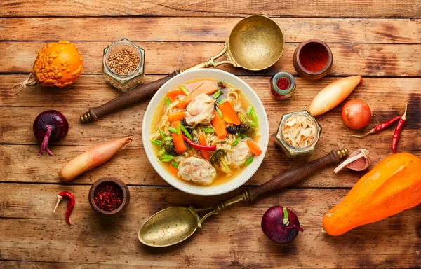 Sopa Com Frango Abóbora Brócolis Velha Mesa Madeira Rústica — Fotografia de Stock