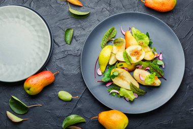 Armutlu vitamin salatası, maydanoz ve nane. Armut, otlar ve hardallı salata..