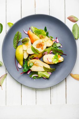 Taze sonbahar salatası. Armut ve otlu iştah açıcı salata..