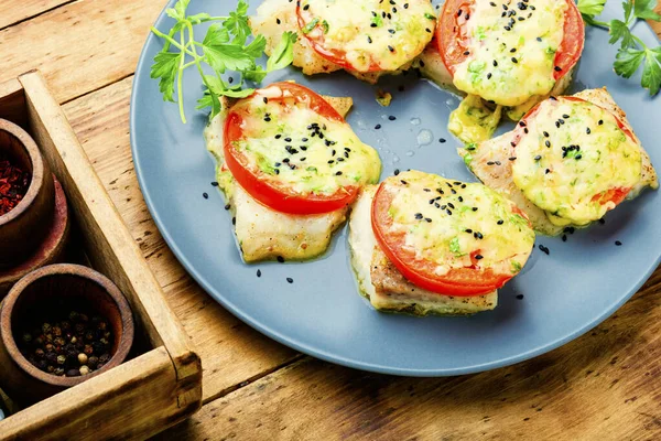 Pesce Forno Con Formaggio Pomodoro Pangasio Arrosto Tavola Legno — Foto Stock