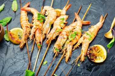 Izgara Langoustines, şişte kızartılmış karides. Barbekü karidesleri.
