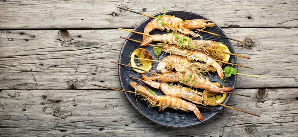 Gegrilde Langoustines Garnalen Geroosterd Een Spies Gegrilde Schaal Van Zeevruchten — Stockfoto