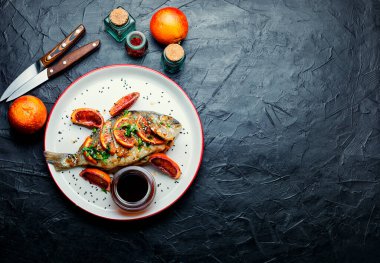 Portakallı fırında Dorado balığı. Diyet konsepti. Boşluğu kopyala.