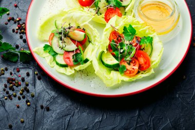 Lahana, salatalık, domates ve mikro yeşillikli vitamin yaz salatası.