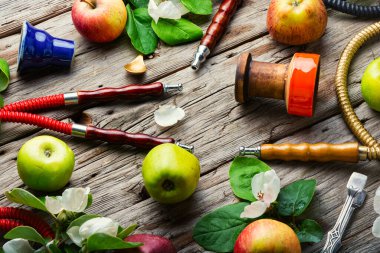 Meyve tadında tütün shisha. Elma tütünlü nargile. Kalian taze meyve tadı..