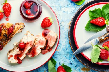 Çilekli tavuk eti ile kızartılmış lezzetli tavuk göğsü. Sağlıklı yiyecekler.