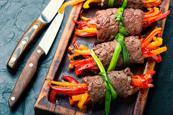 Deliciosos Rollos Carne Res Rellenos Pimiento Dulce Roulade Carne Tablero — Foto de Stock