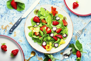 Çilekli vitamin salatası, ıspanak, nasturtium ve roka. Sağlıklı organik diyet salatası.