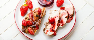 Dilimlenmiş tavuk göğsü ve çilek sosu. Beyaz arka planda tavuk eti.