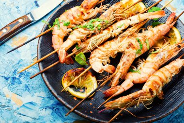 Izgara Langoustines, şişte kızartılmış karides. Izgara deniz ürünleri tabağı. Barbekü karides.