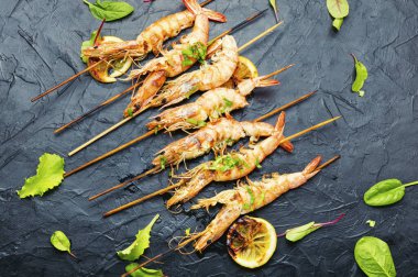 Izgara Langoustines, şişte kızartılmış karides. Langoustines, otla kızartılmış.