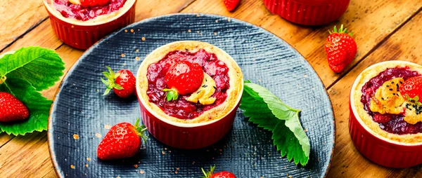 Delicious Tartlets Berry Jam Cake Strawberries — Stock Photo, Image