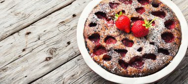 Kırsal ahşap masada geleneksel çilekli turta. Çilekli turta.