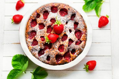 Çilekli nefis ev yapımı turta. Meyveli tatlı..