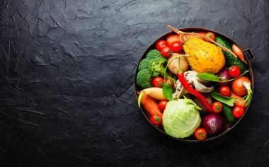 Mutfak masasında taze çiğ sebzeler. Sağlıklı beslenme kavramı.